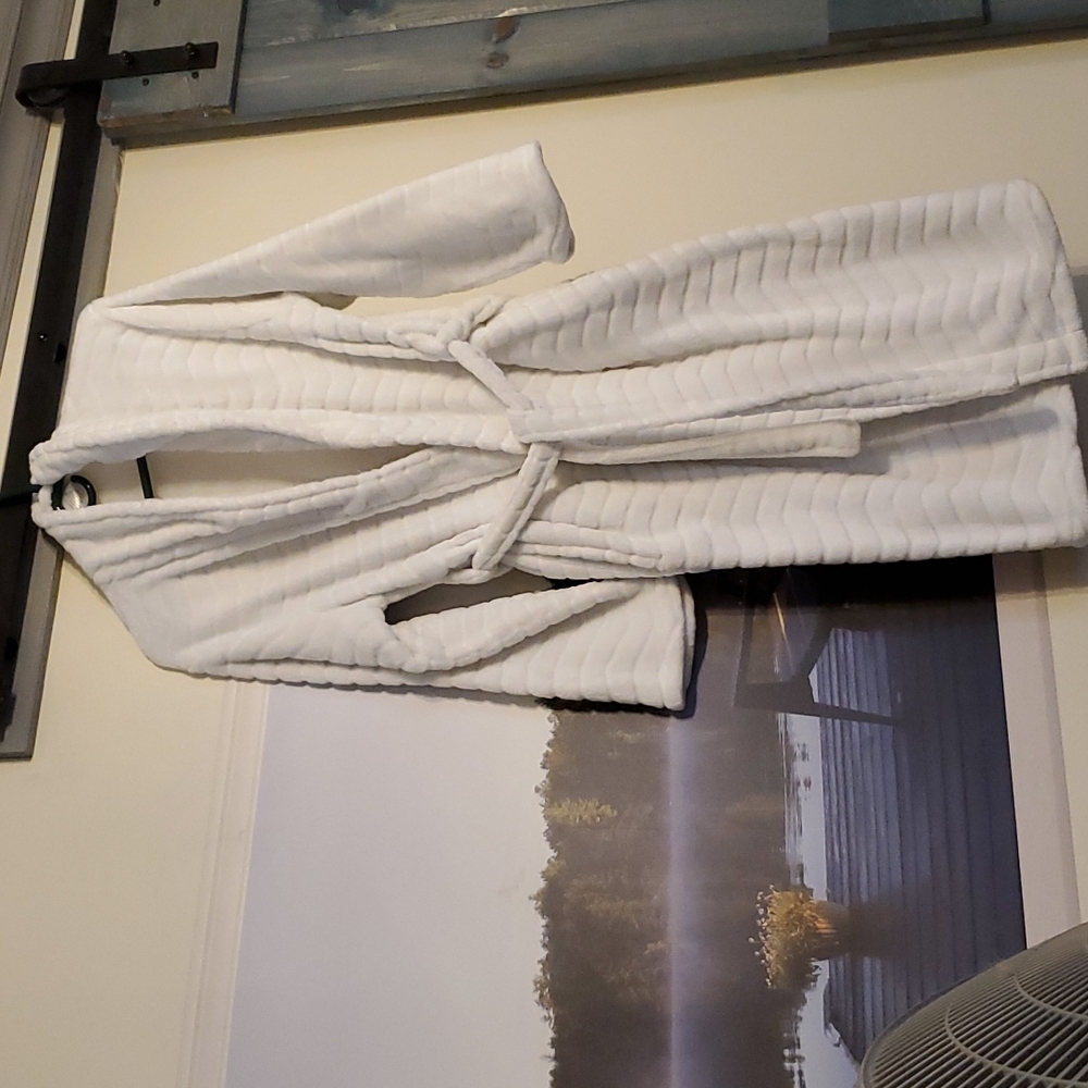 Beautiful white robe, so soft. One size. CVS brand